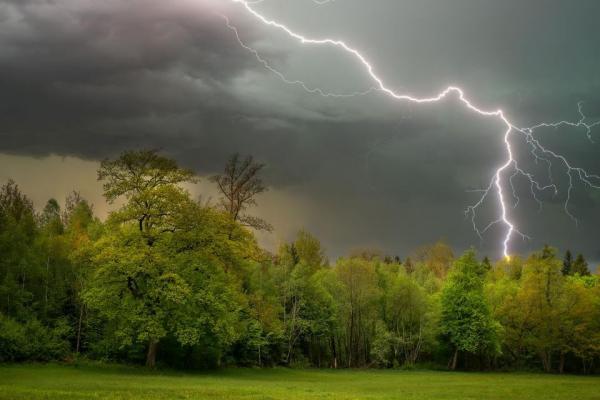 Izdano oranžno opozorilo, možne močne nevihte z nalivi in točo