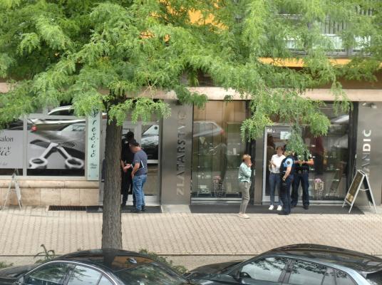 Velika tatvina v murskosoboški zlatarni, policija išče moškega in žensko