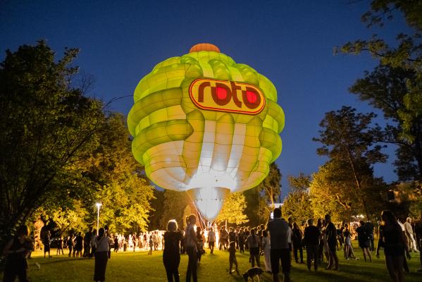 FOTO in VIDEO: Nočno žarenje balonov pričaralo čaroben večer pod milim nebom