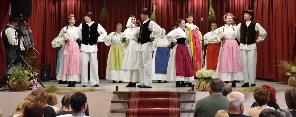FOTO: Folklorna prireditev v Moščancih povezala ples, pesem in tradicijo