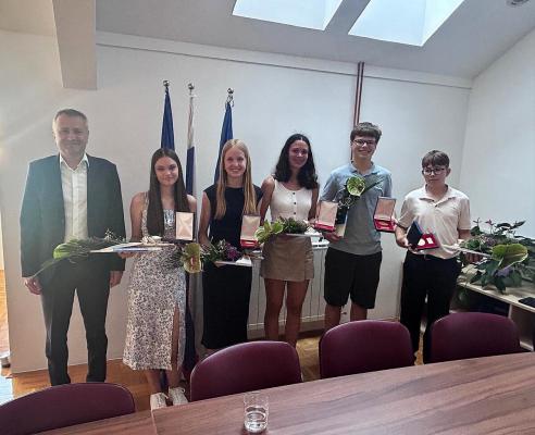 FOTO: Župan s posebnim priznanjem nagradil odlične devetošolce