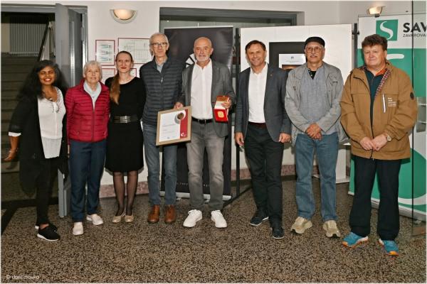 FOTO: Ivu Borku ob razstavi »Sledi svilne poti« podelili plaketo Janeza Puharja