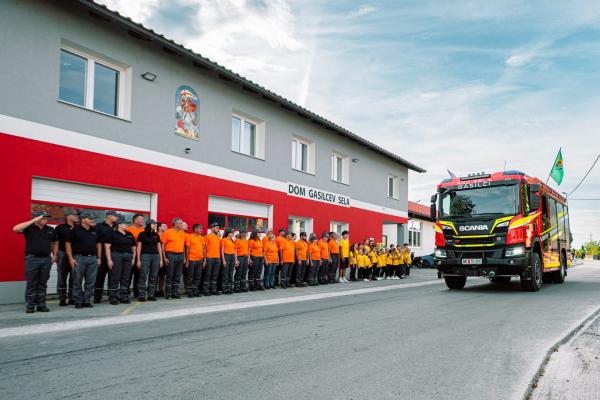 FOTO: V Selu slovesno pozdravili novo gasilsko vozilo