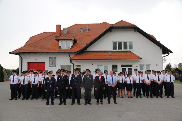 FOTO: V Dolgi vasi slavnostno odprli novo gasilsko garažo in prevzeli dve vozili