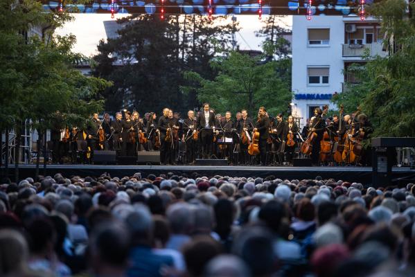 VIDEO: Večne operne melodije napolnile Slovensko ulico
