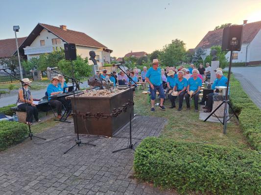 FOTO: Lipovci so se s pesmijo in poezijo spomnili pokojnih krajanov