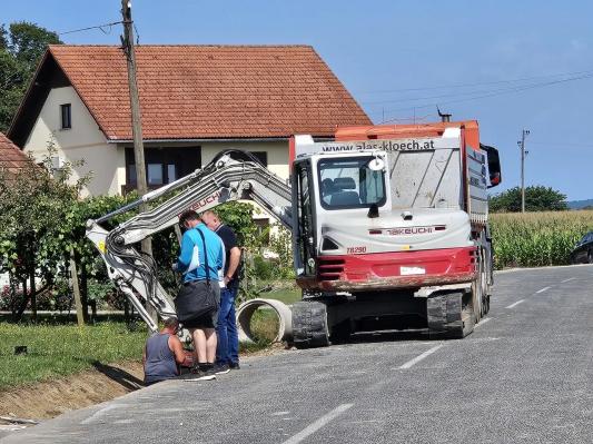 FOTO: V Ključarovcih začeli gradnjo novih površin za pešce