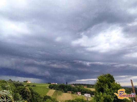 Huda ura nad Pomurjem? Grozijo neurja, toča in močan veter