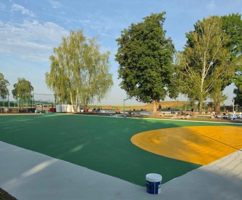 FOTO: Športna igrišča ob osnovni šoli že dobivajo novo podobo