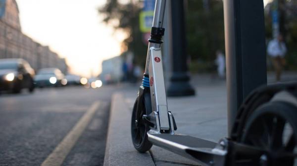 V Pomurju nesreča z električnim skirojem, policisti zasegli tudi moped
