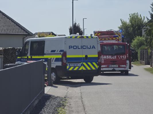 FOTO: Zaradi požara na terenu gasilci, reševalci in policija