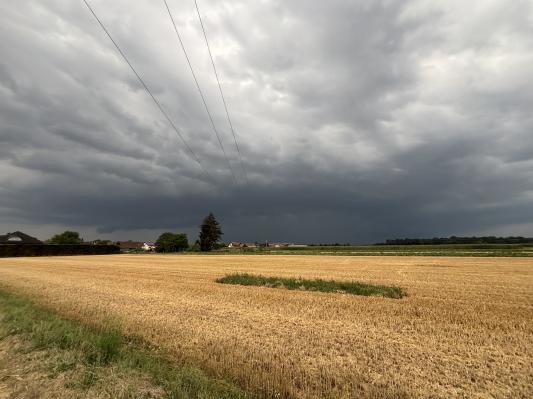 Popoldne prihajajo plohe in nevihte, kje bo najhuje?