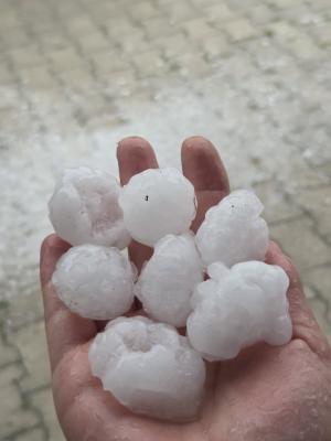 FOTO: Slovenijo že zajele prve nevihte s točo