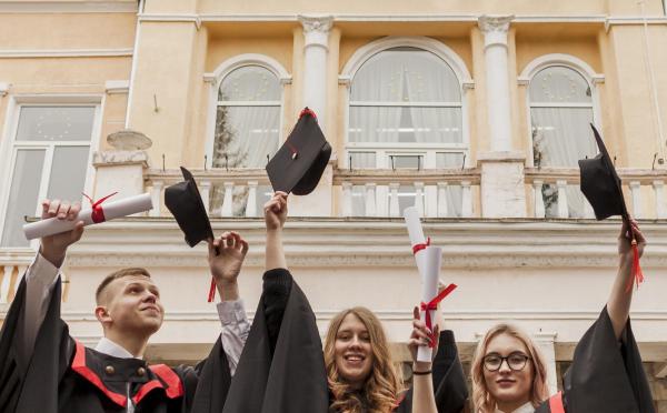 Pomurski maturanti blesteli: številne šole z nadpovprečnimi rezultati, znani tudi zlati maturanti