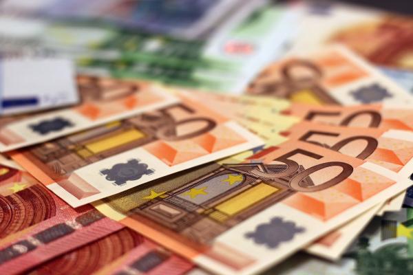 Država porablja precej hitreje, kot polni blagajno