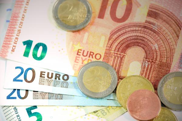 Dobra novica za prejemnike plač in pokojnin: Banke tega morda ne bodo več smele zaračunavati