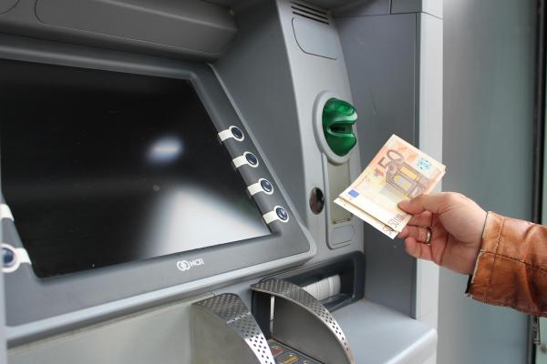 Dvig gotovine vas lahko drago stane, na bankomatu pazite na to