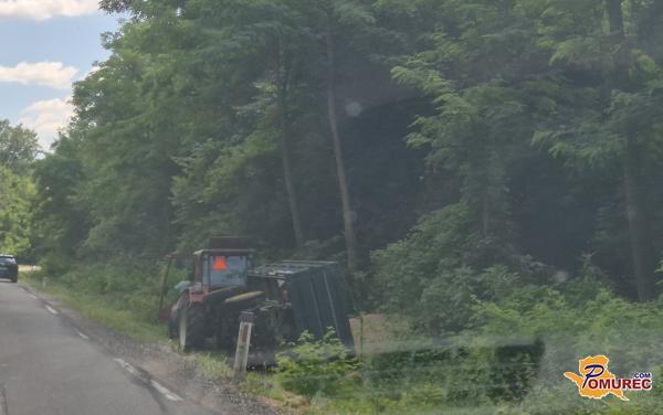 Traktor pristal v jarku, prikolica se je prevrnila