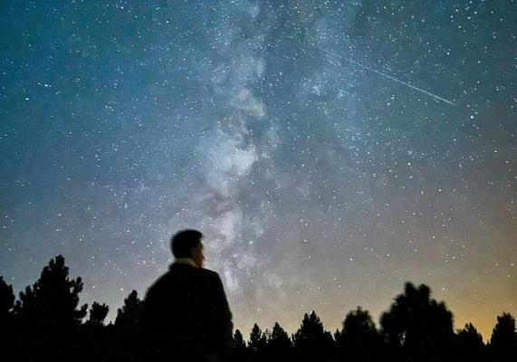To noč bo nebo nad Slovenijo zasijalo v desetinah meteorjev