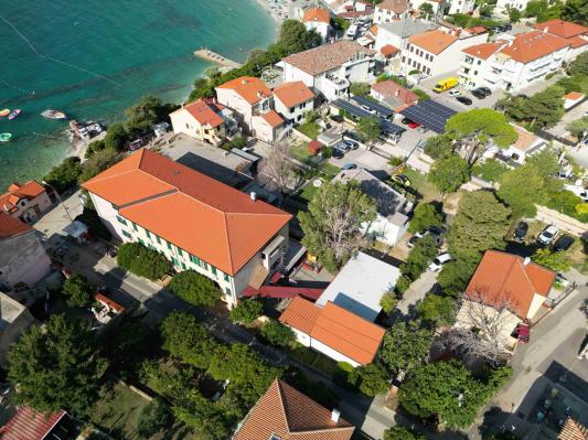 Otroški počitniški dom v Baški čaka prenova. Kaj bodo obnovili?