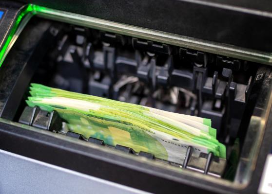 Prejemate plačo ali pokojnino? Banka bi vam morala to ponuditi brezplačno