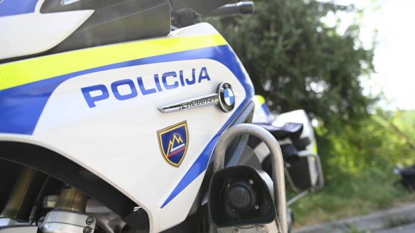 V prometni nesreči voznica huje telesno poškodovana, pomurski policisti prijeli skupino tujcev