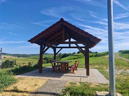 Na Goričkem postavili novo kolesarsko postajališče