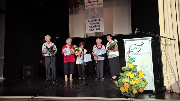 Ministrica v Monoštru na jubileju Društva porabskih slovenskih upokojencev in pevske skupine Rožmarin