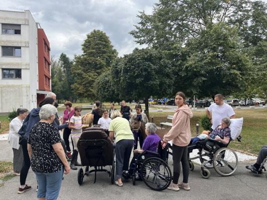 Otroci obiskali stanovalce Doma starejših Rakičan – poglejte, kako so preživeli dopoldne