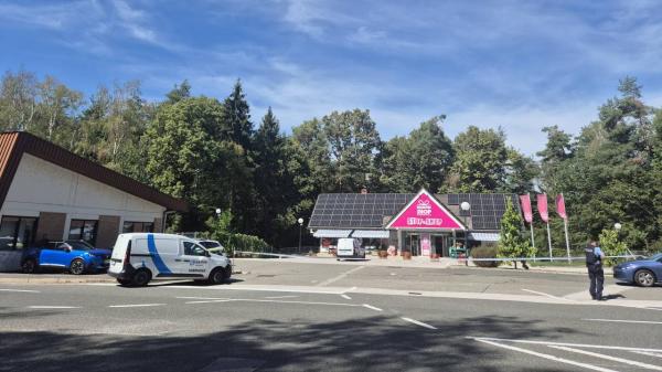 FOTO in VIDEO: Oborožen rop v Kuzmi, storilec pobegnil proti gozdu, policija svari občane