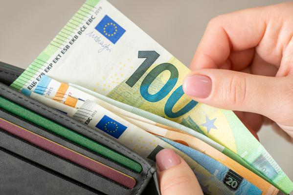 Država ponuja do 370 evrov na mesec, po šolanju vas lahko čaka tudi služba