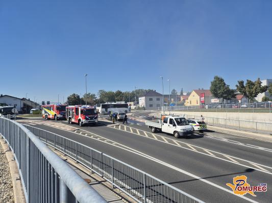 FOTO in VIDEO: Avto zajeli plameni, del krožišča v Murski Soboti zaprt