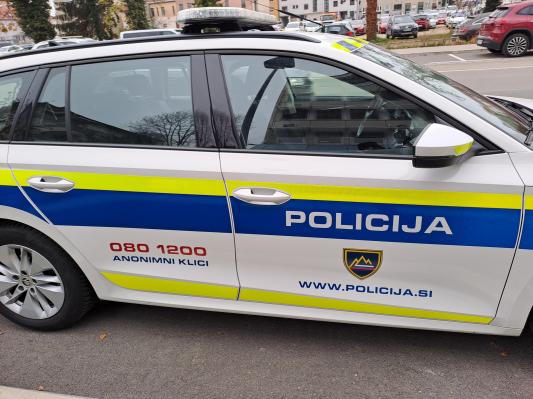Pri Filovcih avtomobil končal zunaj cestišča, dve osebi potrebovali pomoč