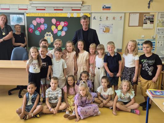FOTO: Prvošolčki na Cankovi prvič prestopili šolski prag