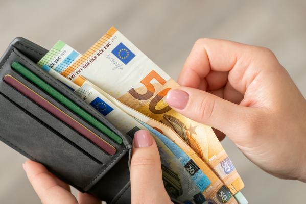 Država deli do 400 evrov mesečno: Preverite, kdo je upravičen do denarja