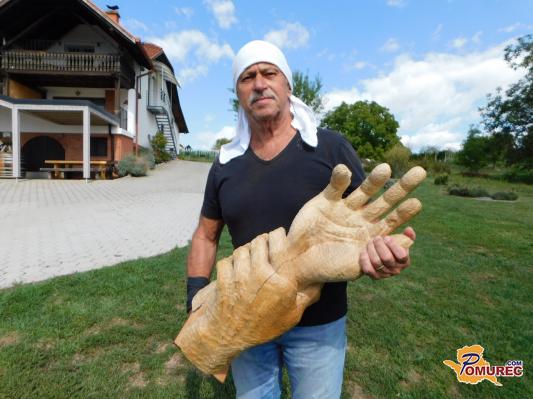 FOTO: V Bogojini je iz kosa lesa nastala skulptura, ki pripoveduje zgodbo težkega dela