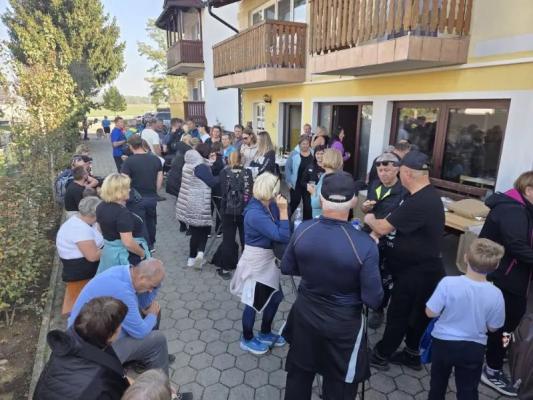 FOTO: Dobrodelni pohod povezal več kot 100 ljudi, zbrani denar bo šel za plemenit namen