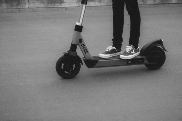 Vožnja z e-skirojem se je končala v ograji, voznik je hudo poškodovan