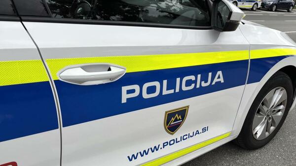 Prometna nesreča pri Murski Soboti: Vozilo končalo na strehi