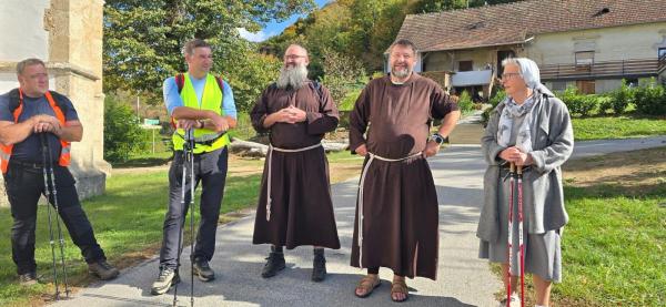 FOTO: Na Goričkem pripravili misijonski pohod, ki je povezal vernike treh župnij