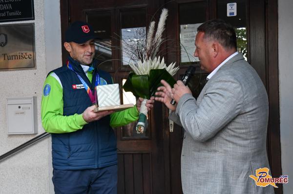 FOTO in VIDEO: Svetovni podprvak se je vrnil v Prekmurje, doma so mu pripravili slovesen sprejem
