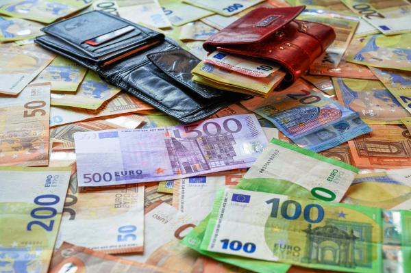 Koliko božičnice boste prejeli letos? Ustavno sodišče sprejelo pomembno odločitev
