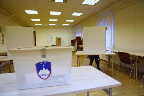 Volilni molk pod drobnogledom: Že 53 prijav, kršiteljem grozijo visoke globe