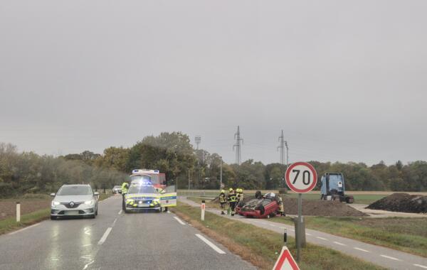 FOTO: Prometna nesreča pri Murski Soboti, avtomobil pristal na strehi