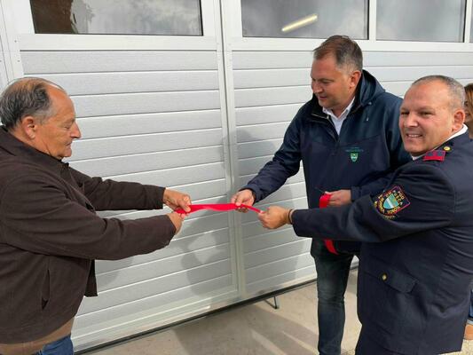 FOTO: Gasilci Pušče odprl novo garažo, pri gasilskem domu namestili tudi defibrilator