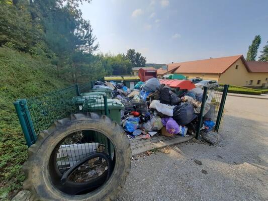 Na Goričkem imajo dovolj: Zaradi nepravilnega odlaganja odpadkov ukinjajo ekološki otok