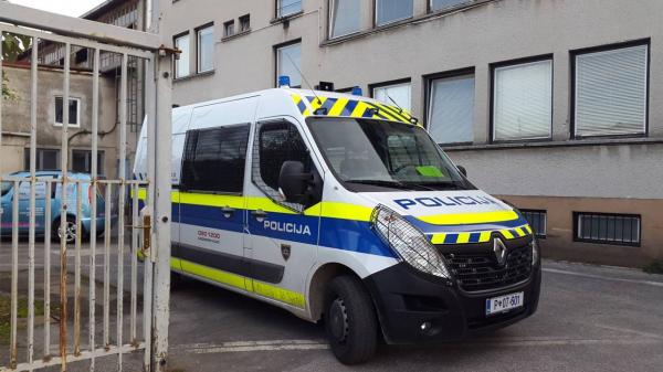 Pomurski policisti prijeli pet tujcev, vozniku zasegli avtomobil